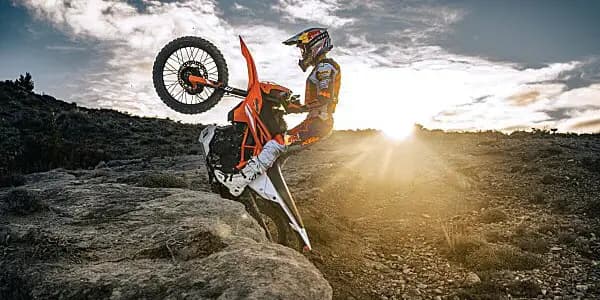 KTM 125 Enduro R et 390 Enduro R 2025 : des trails au potentiel off-road affirmé