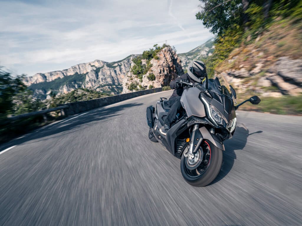Kymco AK550 : Sportif et polyvalent