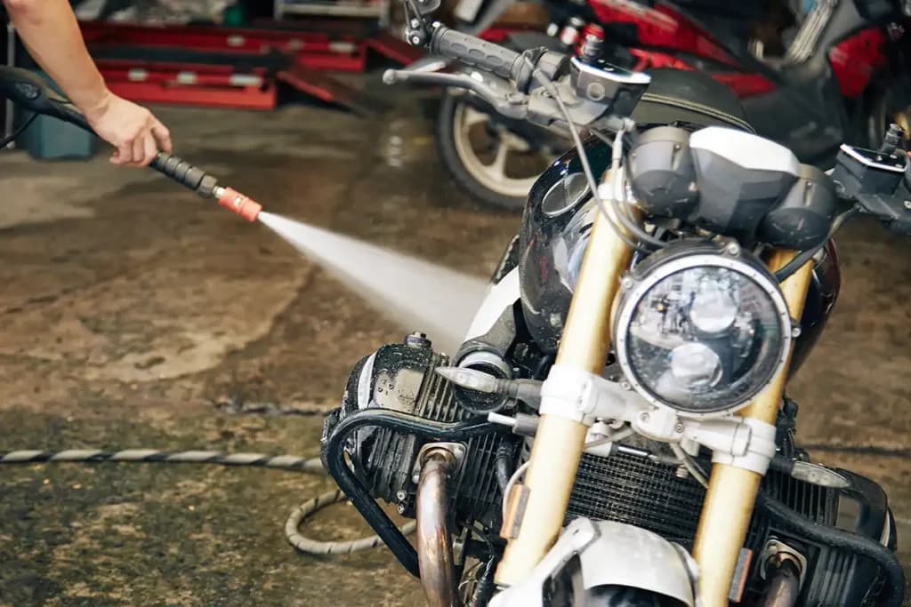 Just RIDE Conseil / Revoyons les bases : pourquoi ne pas laver sa moto avec de la haute pression