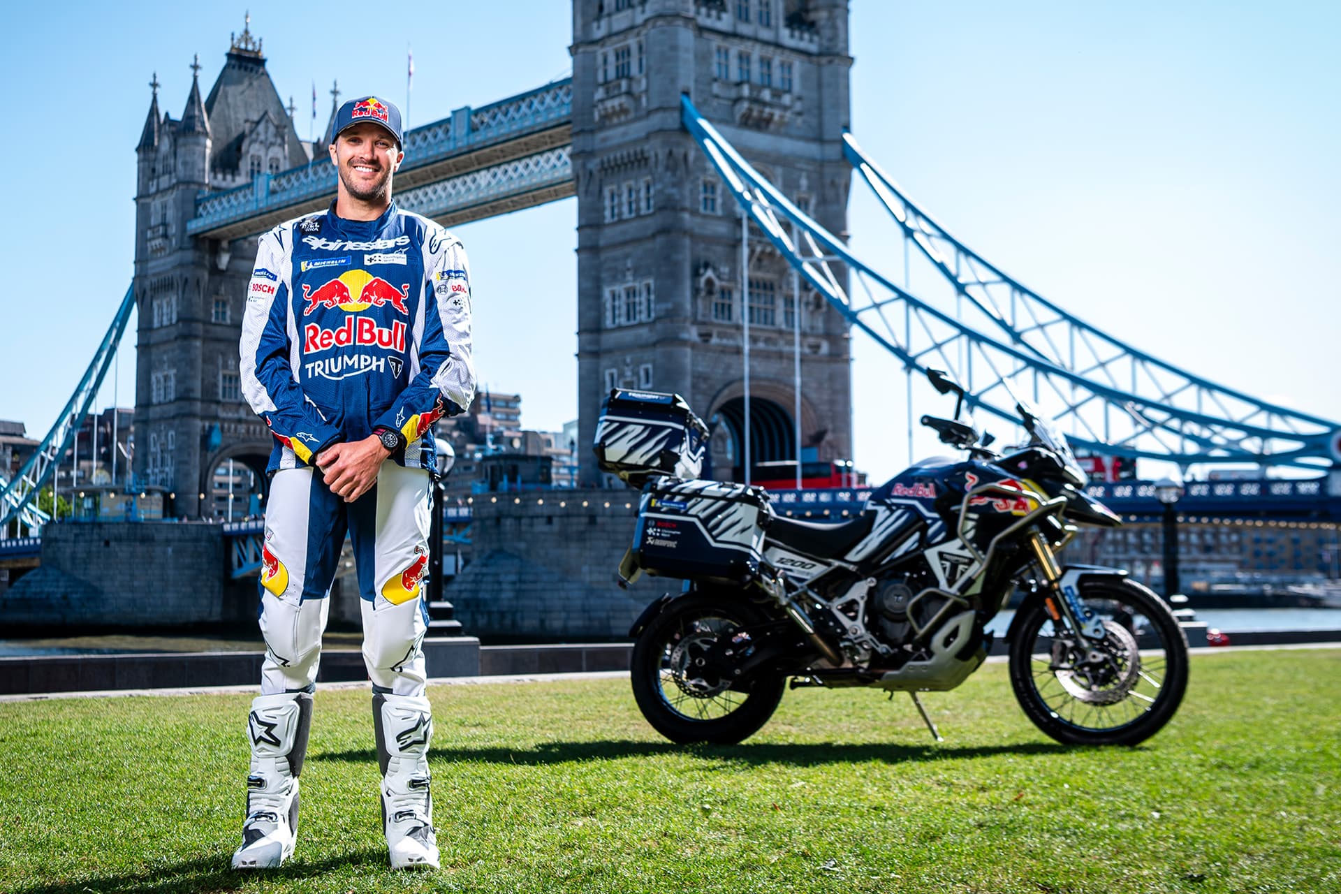 Sam Sunderland vise le record du tour du monde à moto avec Triumph : 29 000 km en 19 jours