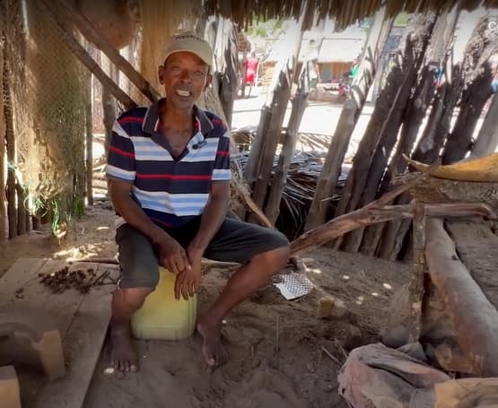 Just Ride Environnement / Levao Bemo : un pêcheur devenu défenseur des mangroves grâce aux foyers améliorés
