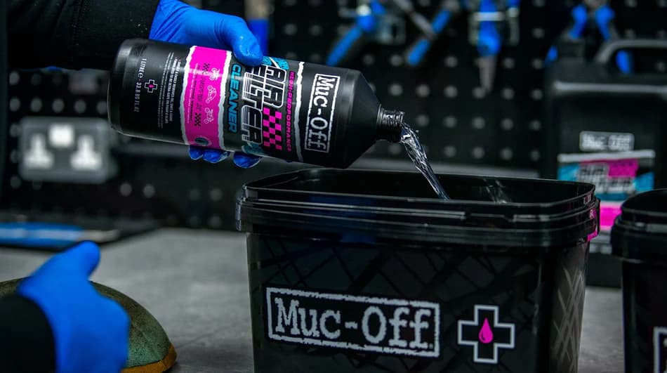 Just Ride astuce / Prendre soin de sa moto comme un pro : zoom sur le Muc-Off Biodegradable Air Filter Cleaner