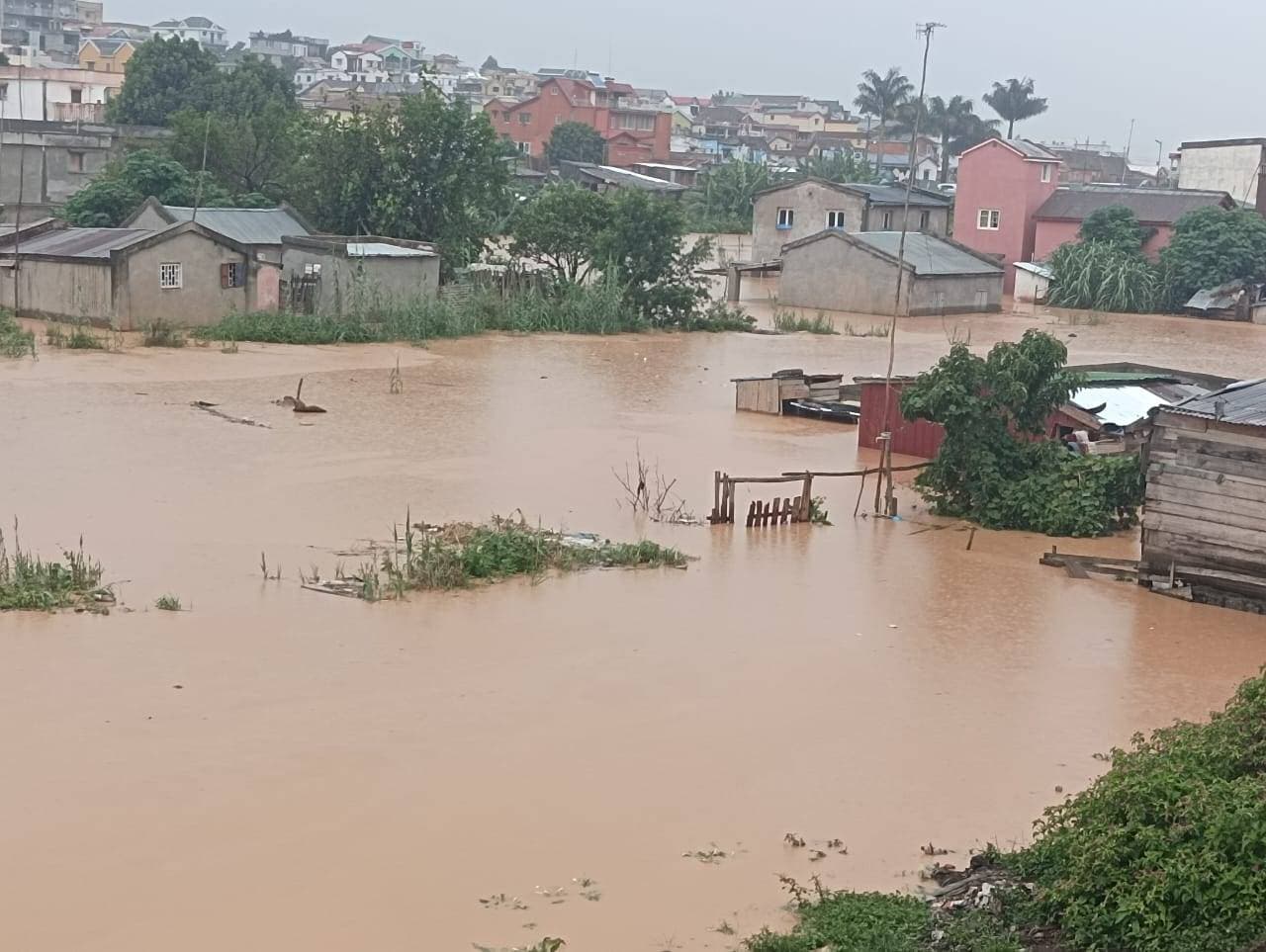 Just Ride actus / Fortes pluies : alerte rouge dans l’Atsinanana, vigilance renforcée autour du Sisaony